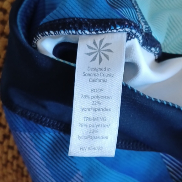 Athleta Electric Geo Sonar Capri Leggings M - Picture 9 of 9